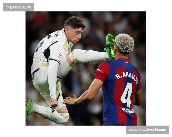 巴萨训练基地球迷热情支持，阿劳霍签名合影回馈球迷